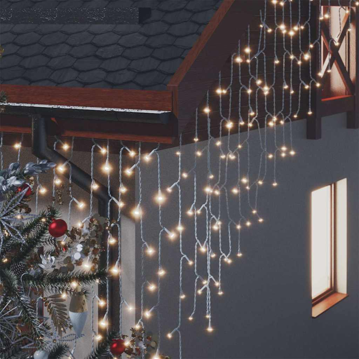 Haus mit Weihnachtsbeleuchtung, Dach mit dunklen Fliesen, ein Fenster und Weihnachtsbaumschmuck links.