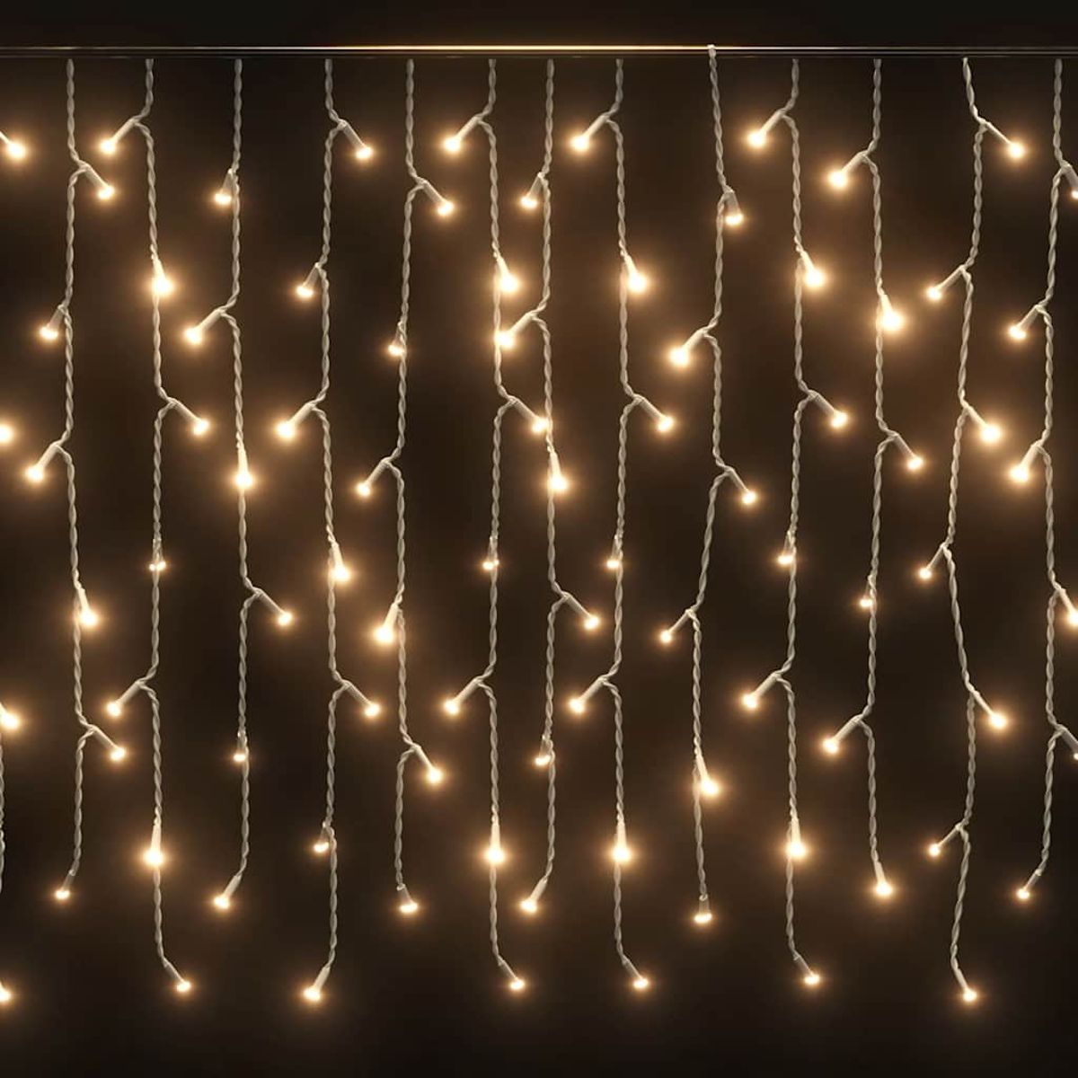 Lichterketten mit warmweißen Glühbirnen hängen vor dunklem Hintergrund und erzeugen eine festliche, beleuchtete Darstellung.
