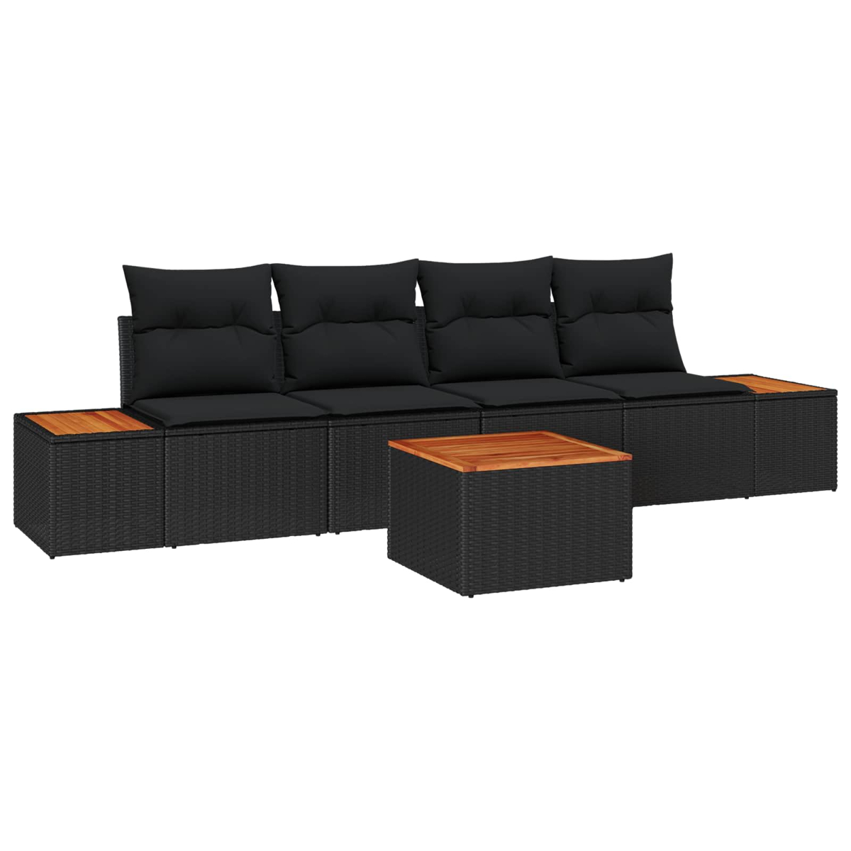 Ein schwarzes Outdoor-Sofa aus Korbgeflecht mit schwarzen Kissen und Beistelltischen mit Holzplatte. Davor steht ein passender Couchtisch.