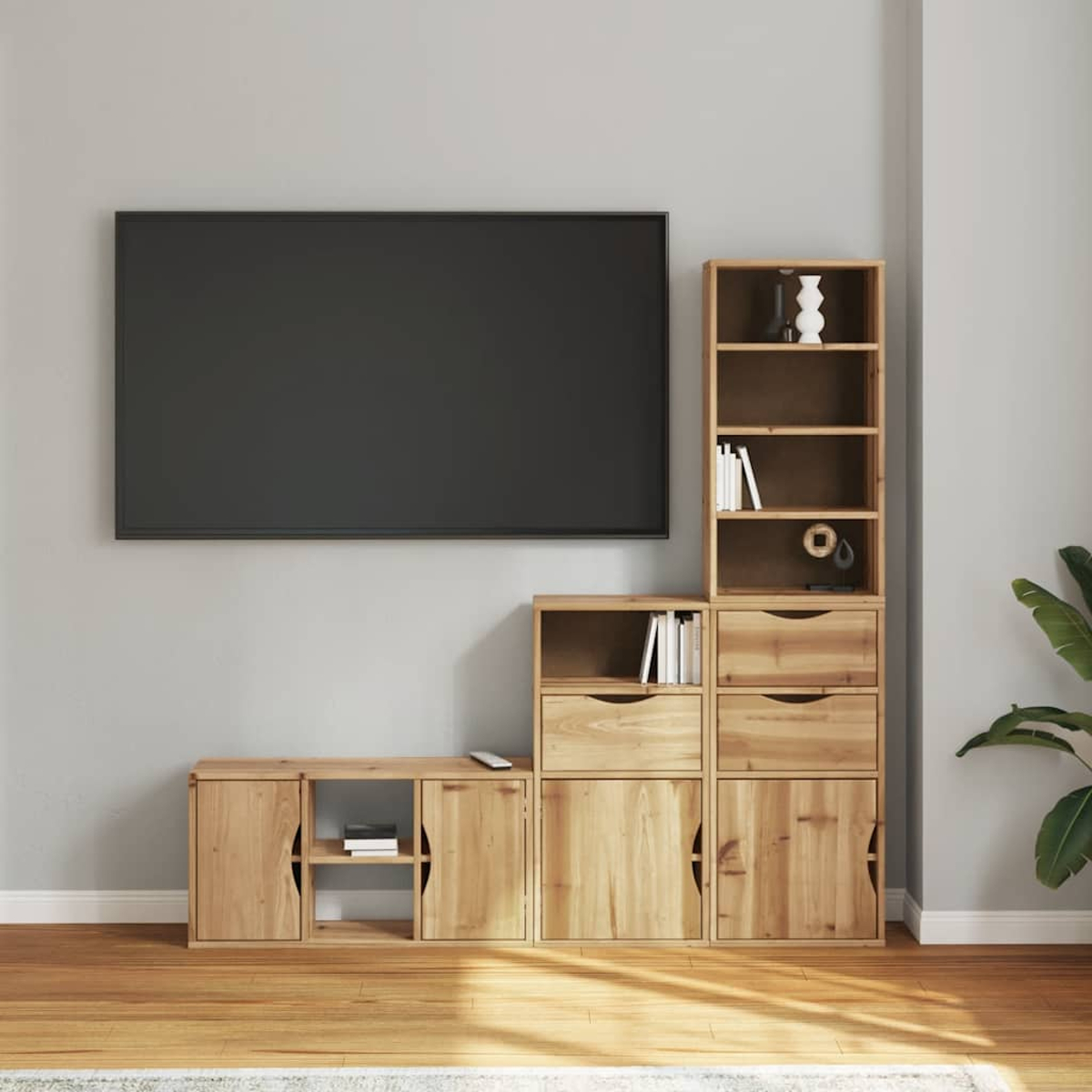 Ein modernes Wohnzimmer mit großem Fernseher, Holzschränken, Regalen und einer Pflanze. Der Boden ist aus Holz. Graue Wand.