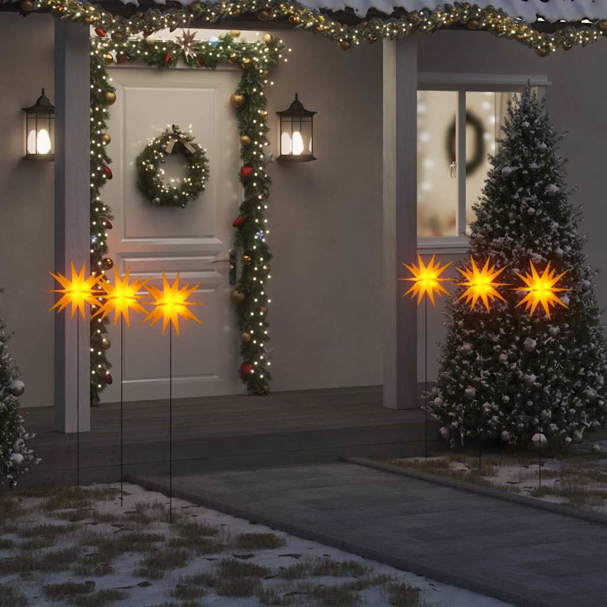 Ein geschmückter Hauseingang mit Sternlichtern, Weihnachtsbaum und Girlande. Schnee auf dem Boden sorgt für eine winterliche Atmosphäre.