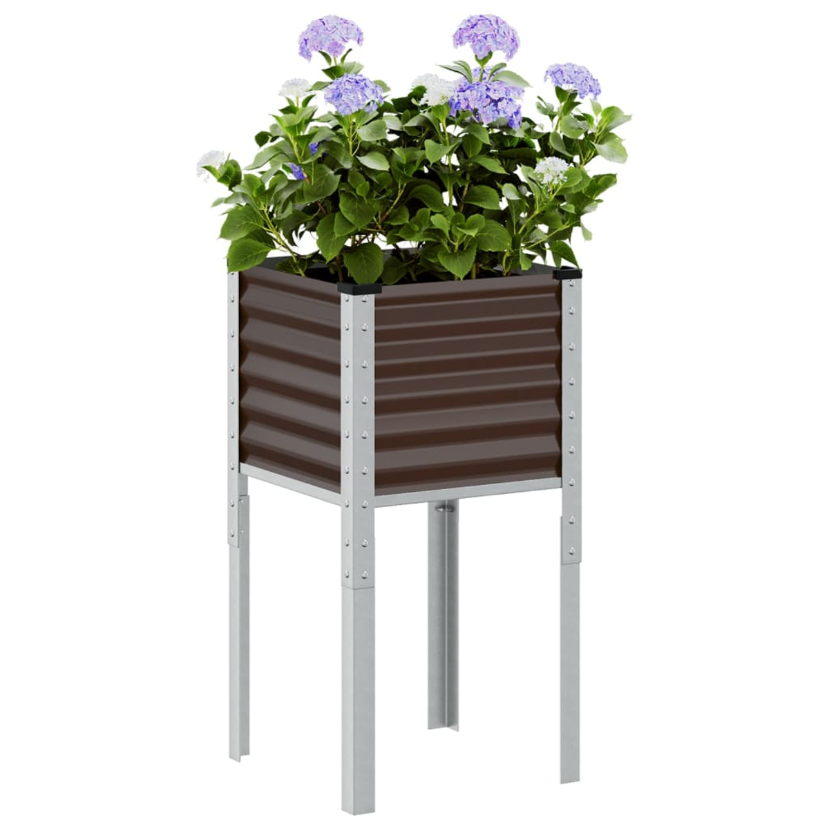 Una fioriera in metallo marrone con fiori viola e foglie verdi su una struttura argentata, su una superficie bianca.