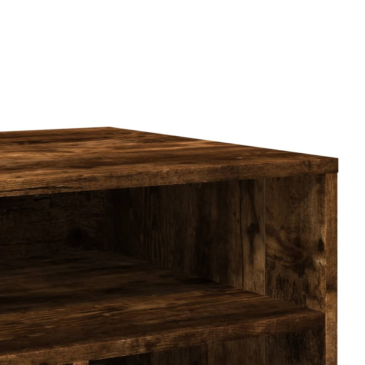 Nahaufnahme eines Holzregals. Das Holz ist braun mit sichtbarer Maserung. Zwei Regale sind sichtbar. Weißer Hintergrund.