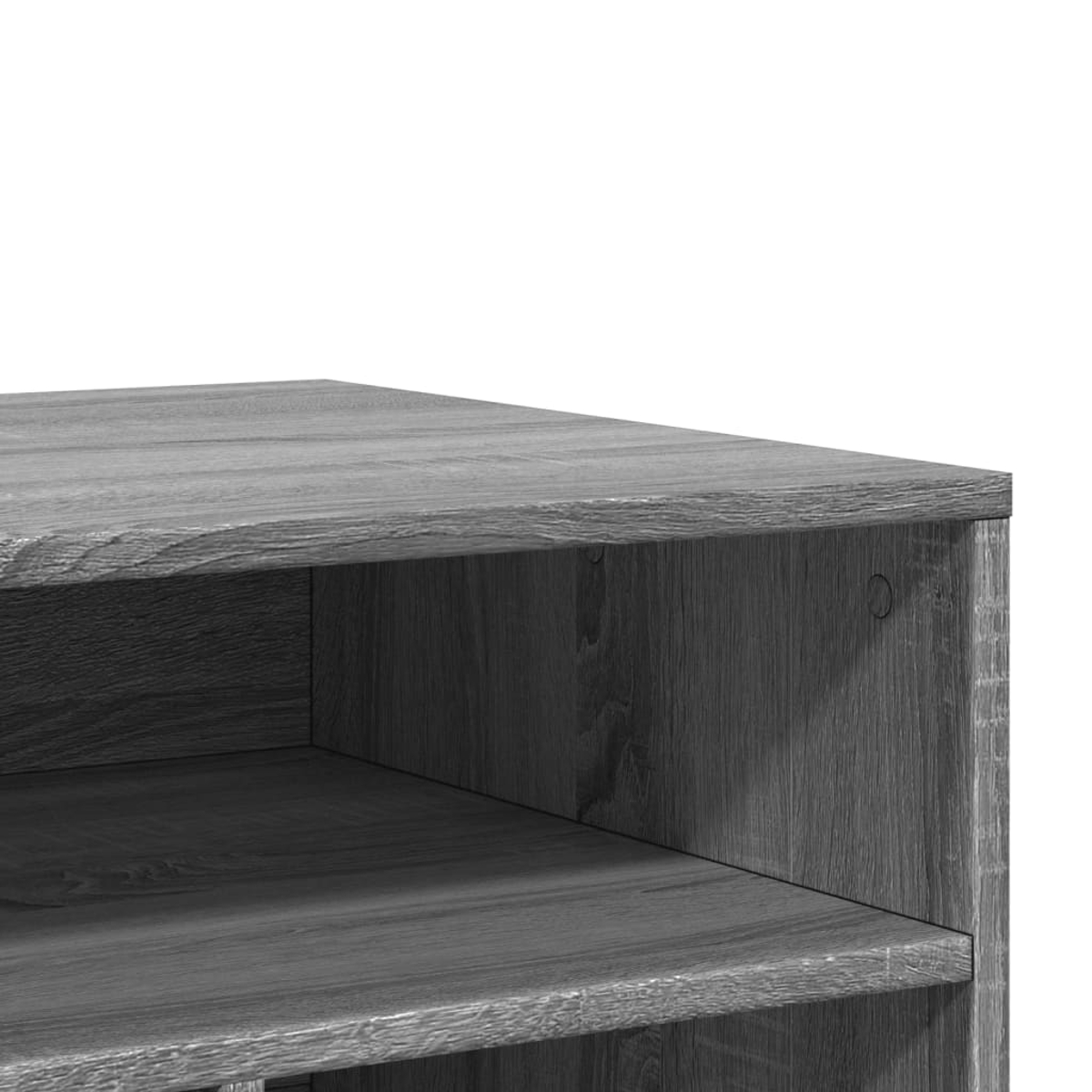 Nahaufnahme eines grauen Holzregals. Die Regale sind sichtbar, mit Holzmaserungsdetails. Der Hintergrund ist weiß.