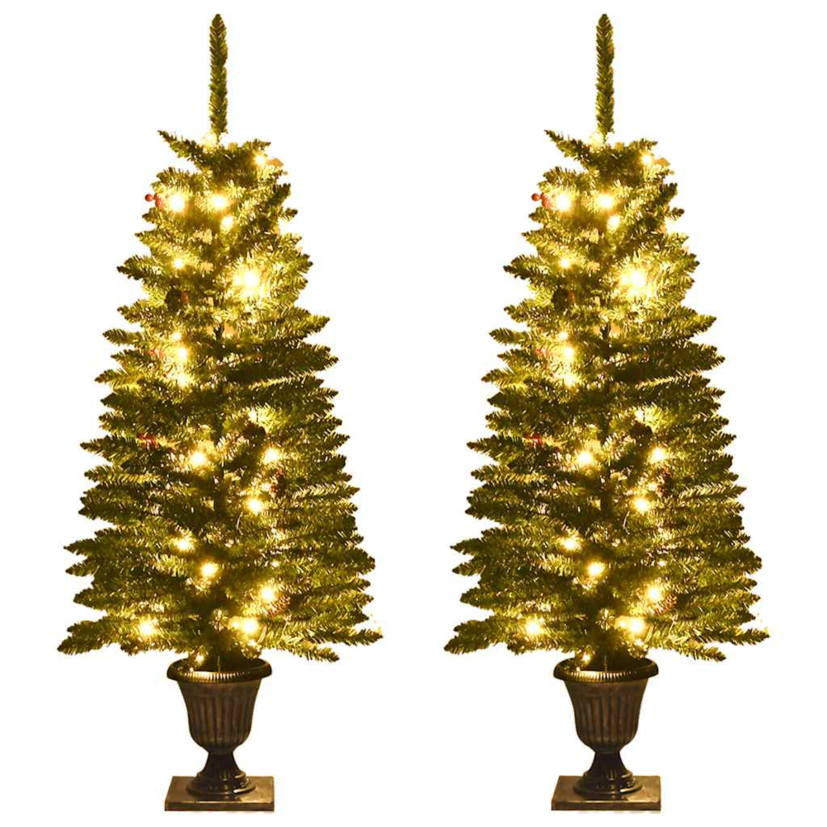Zwei künstliche Weihnachtsbäume mit Lichtern in dekorativen Töpfen vor weißem Hintergrund.