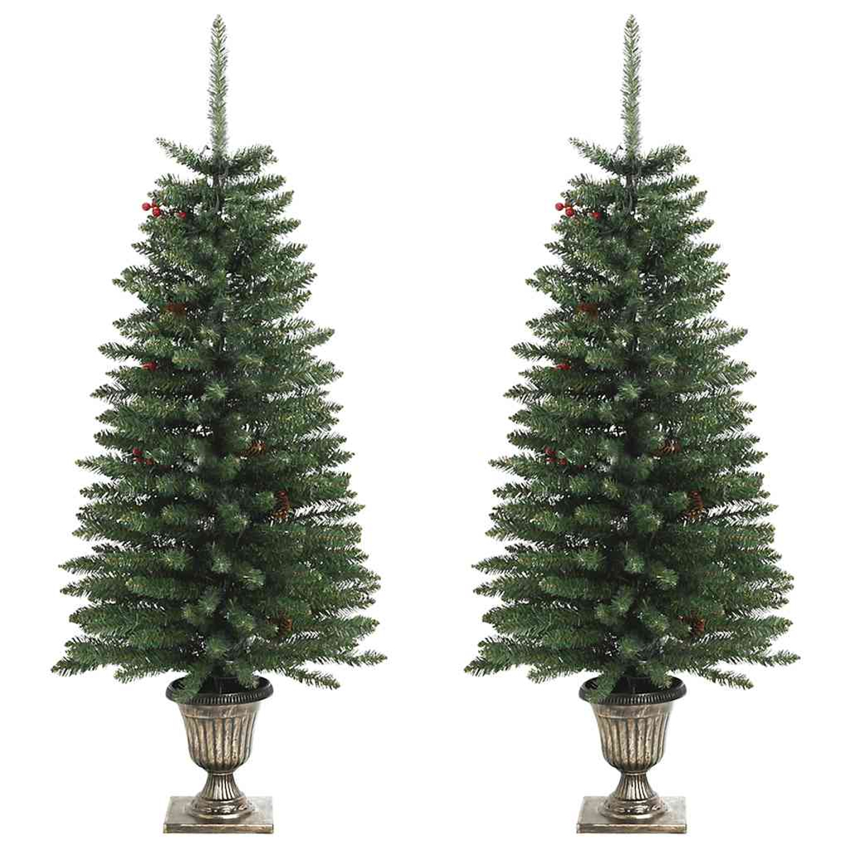 Zwei künstliche Weihnachtsbäume auf weißem Hintergrund. Jeder hat rote Beeren und steht in einem dekorativen Topf.