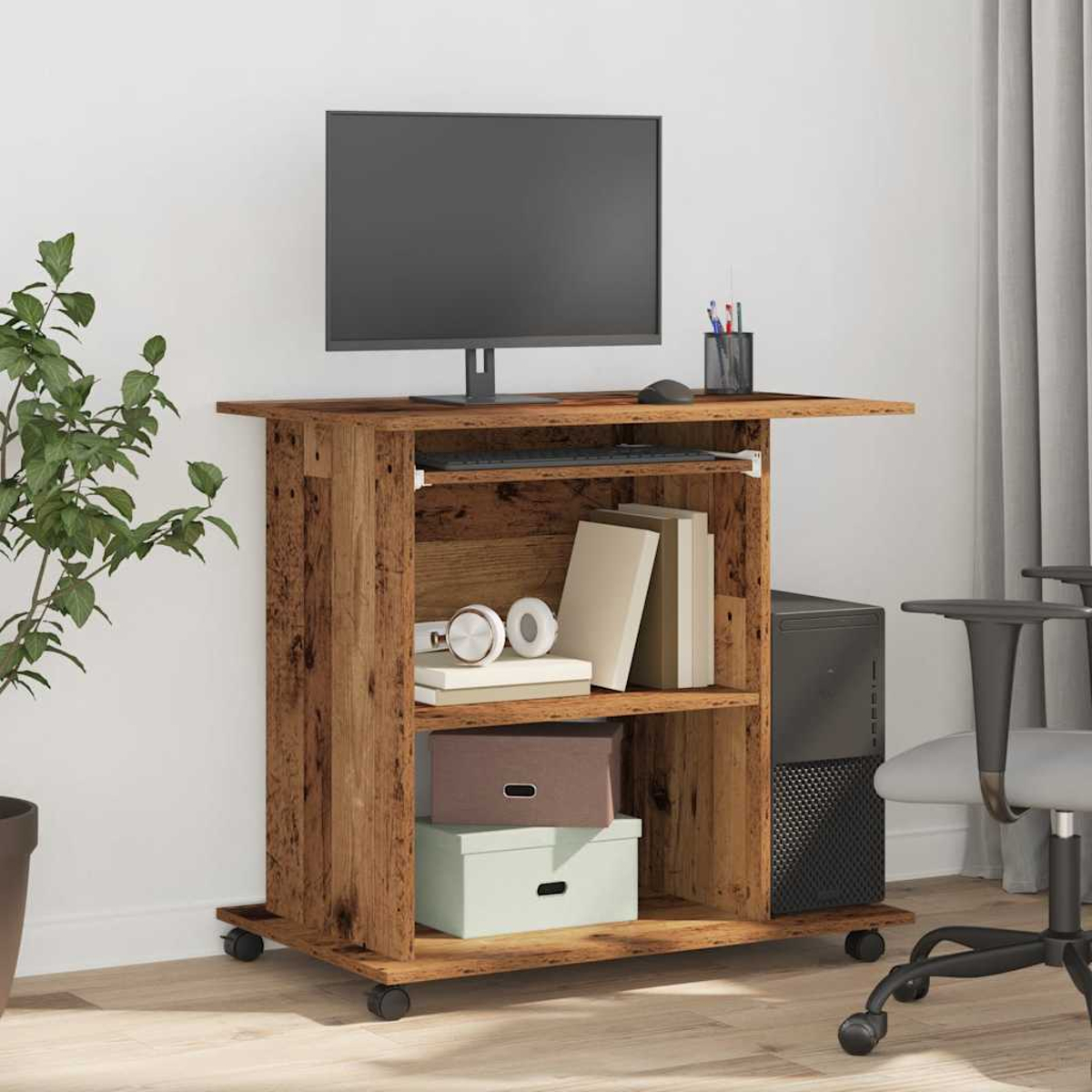 Holzschreibtisch mit Computer, Monitor, Büchern, Boxen und Kopfhörern. Enthält einen PC und einen Stuhl. Hintergrund ist eine weiße Wand.