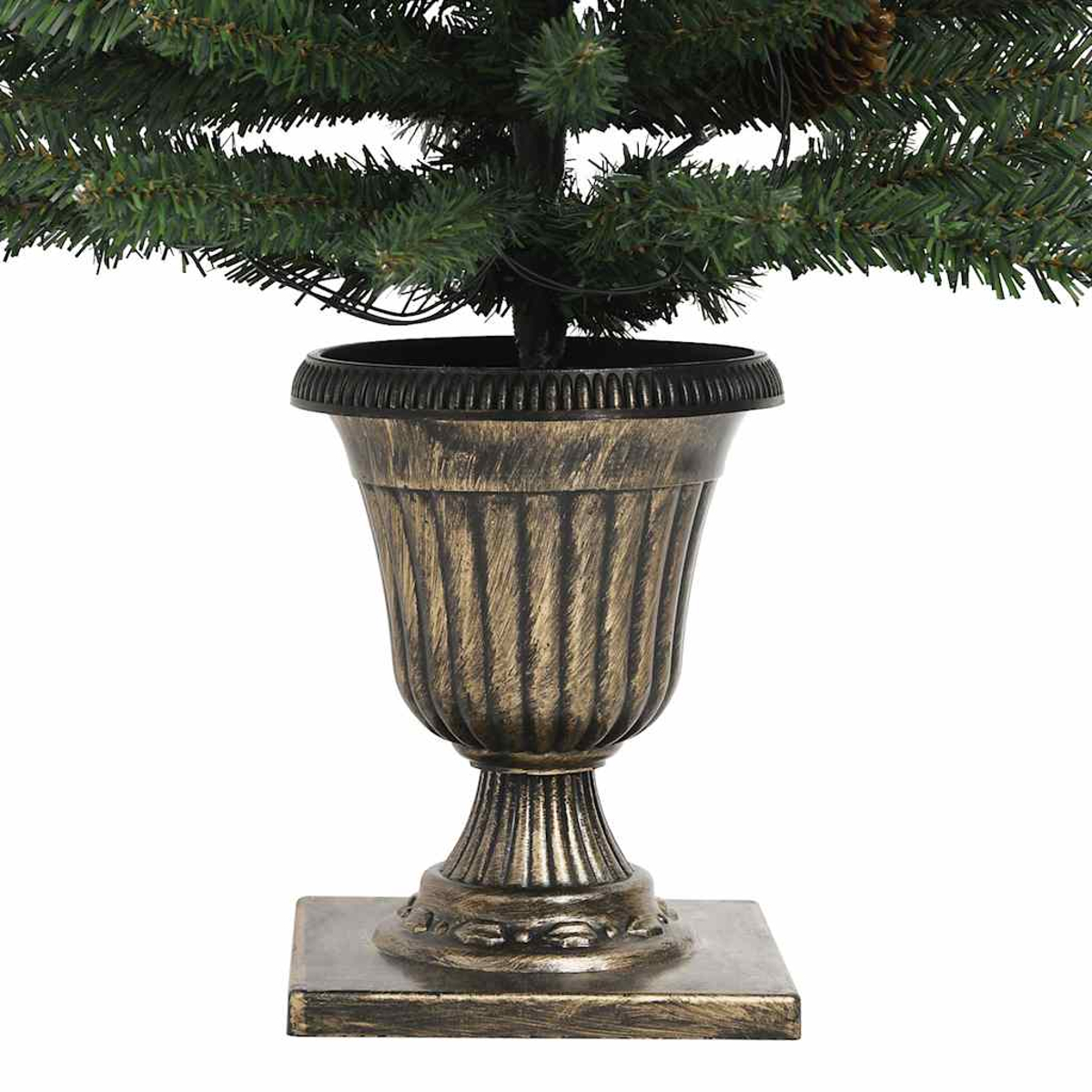 Ein kleiner Weihnachtsbaum in einem dekorativen Topf. Der Baum ist grün mit Tannenzapfen. Der Topf ist verziert und hat eine Bronzefinish.