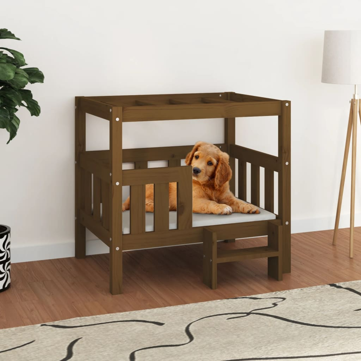 Ein goldener Retriever-Welpe liegt in einem Hundebett aus Holz. Das Bett ist braun und hat eine kleine Stufe. Eine Pflanze und eine Lampe sind in der Nähe.