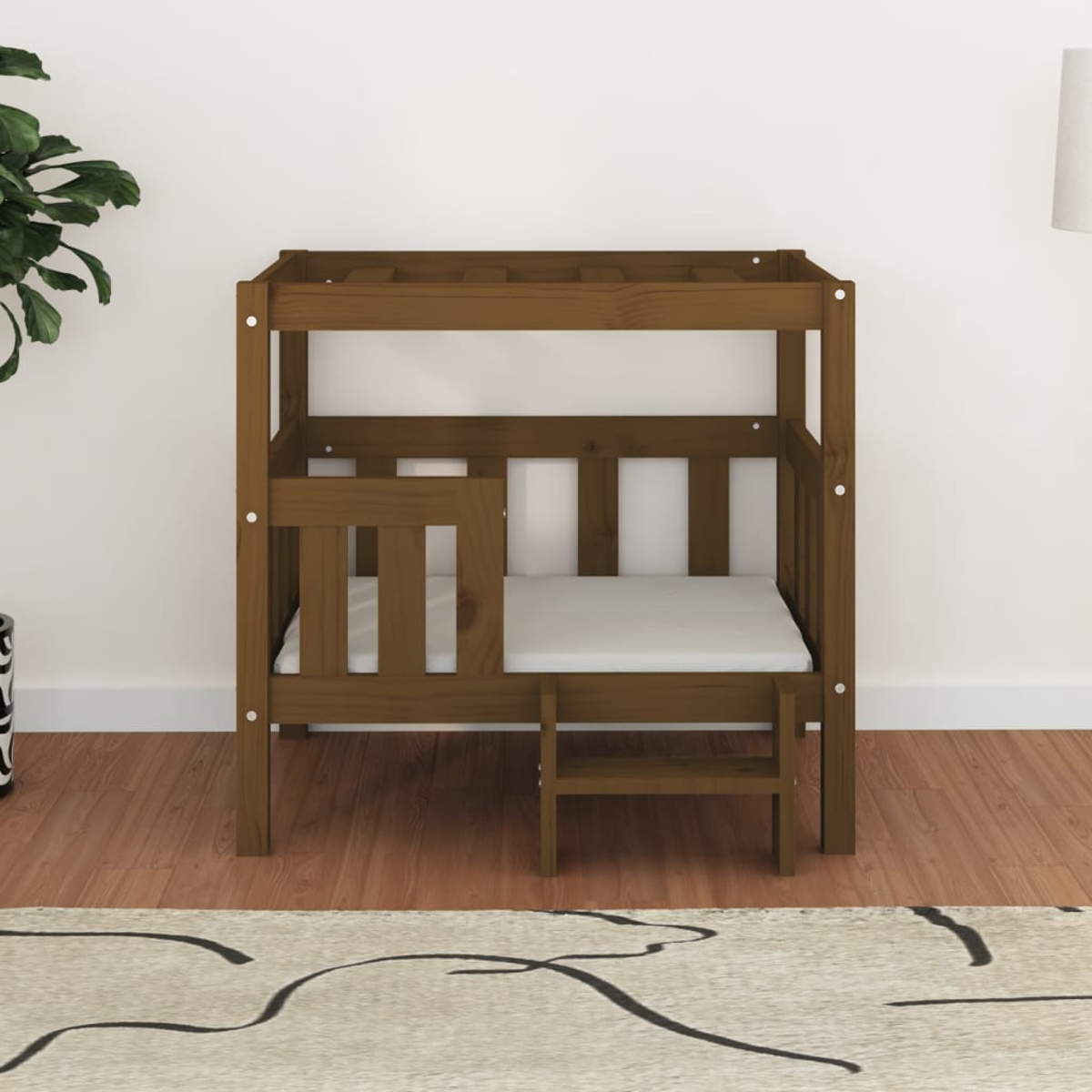 Ein braunes Holzetagenbett mit weißer Matratze. Auf den Seiten befinden sich eine Pflanze und eine Lampe. Der Boden ist aus Holz und es gibt einen Teppich.