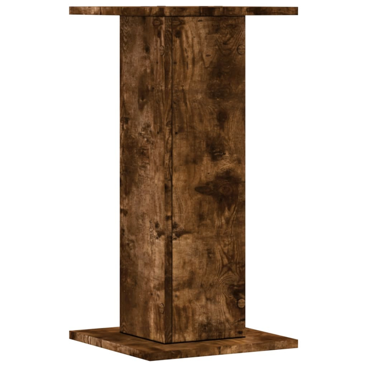 Ein hölzernes Podium mit quadratischer Basis und Oberseite. Das Holz hat eine braune, abgenutzte Oberfläche. Es steht vor weißem Hintergrund.