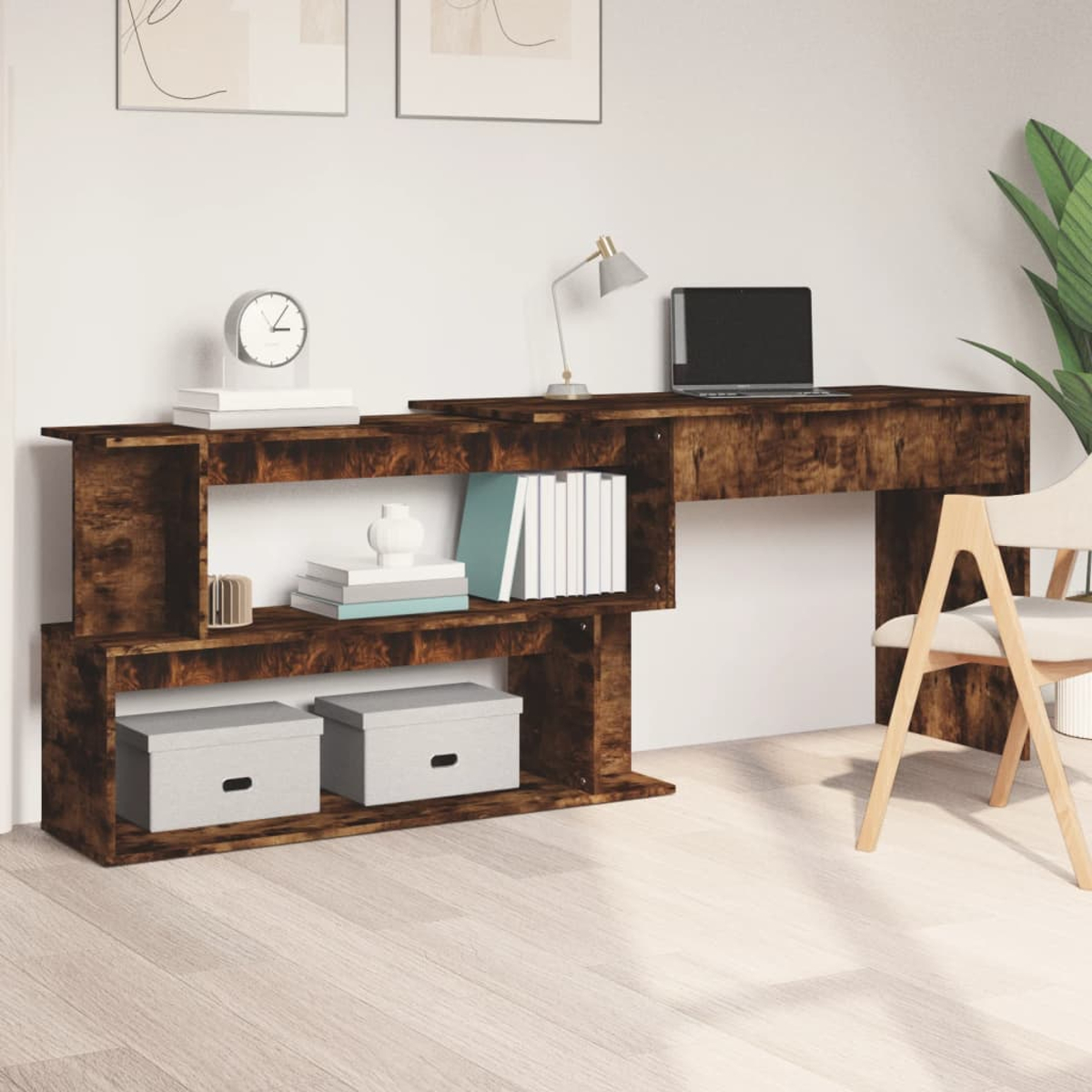 Ein dunkler Holzschreibtisch mit Regalen enthält Bücher, Kisten und einen Laptop. Rechts ein Stuhl und eine Pflanze. Weiße Wand und Boden.