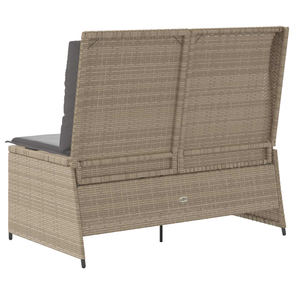 Eine gewebte beige Outdoor-Bank mit einem grauen Kissen. Die Rückenlehne ist hoch und gewebt. Schwarze Beine stützen die Bank. Die Rückenlehne hat zwei Teile.