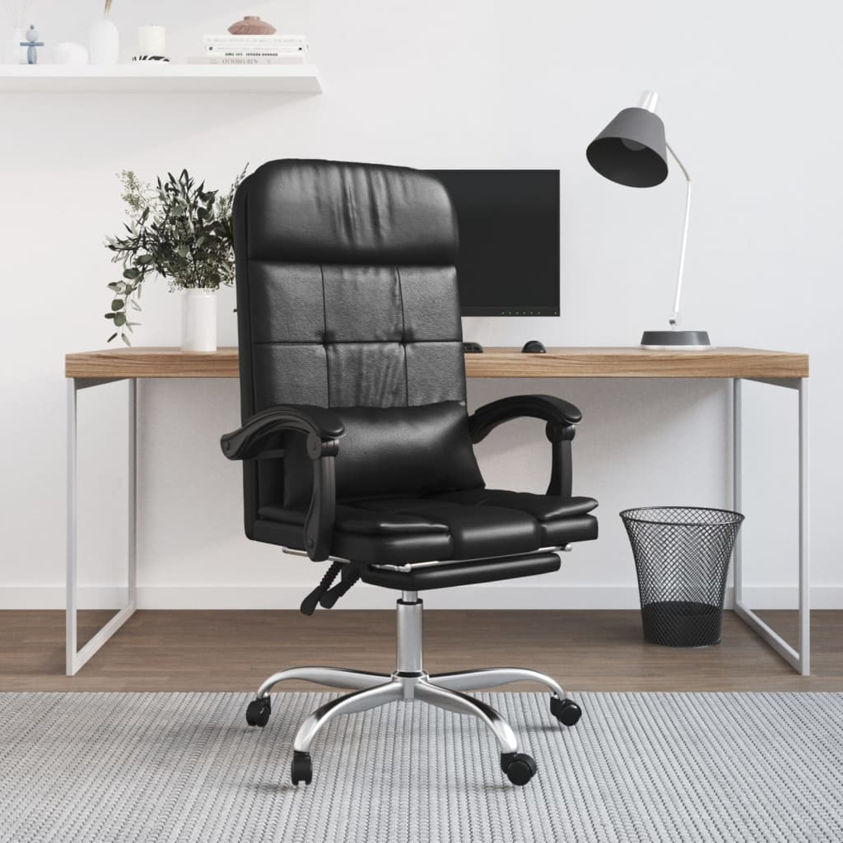 Ein schwarzer Lederbürostuhl vor einem Schreibtisch mit Computer und Lampe. Ein Mülleimer steht neben dem Schreibtisch.