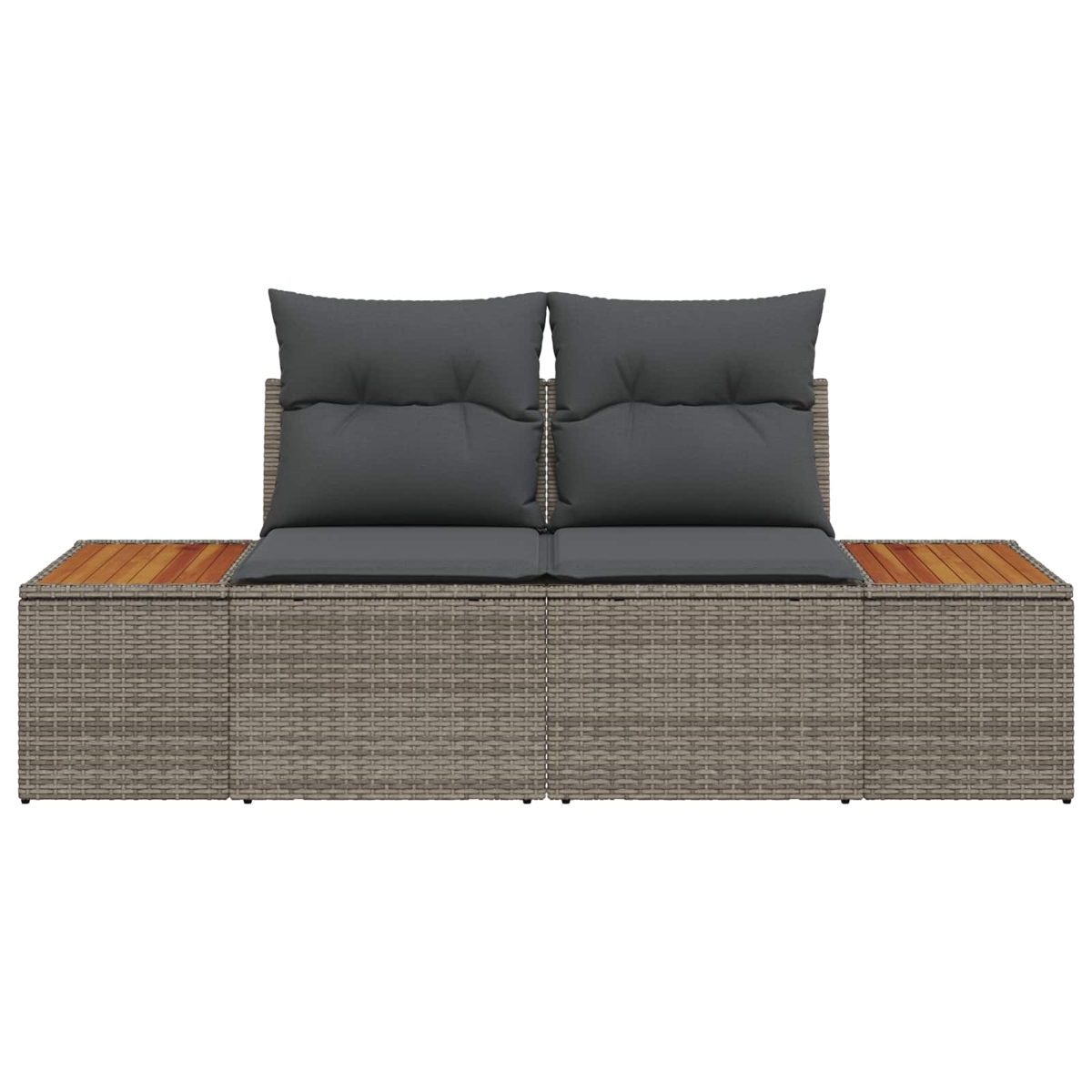 Ein graues Outdoor-Sofa aus Korbgeflecht mit zwei Kissen und zwei Beistelltischen mit Holzplatten.