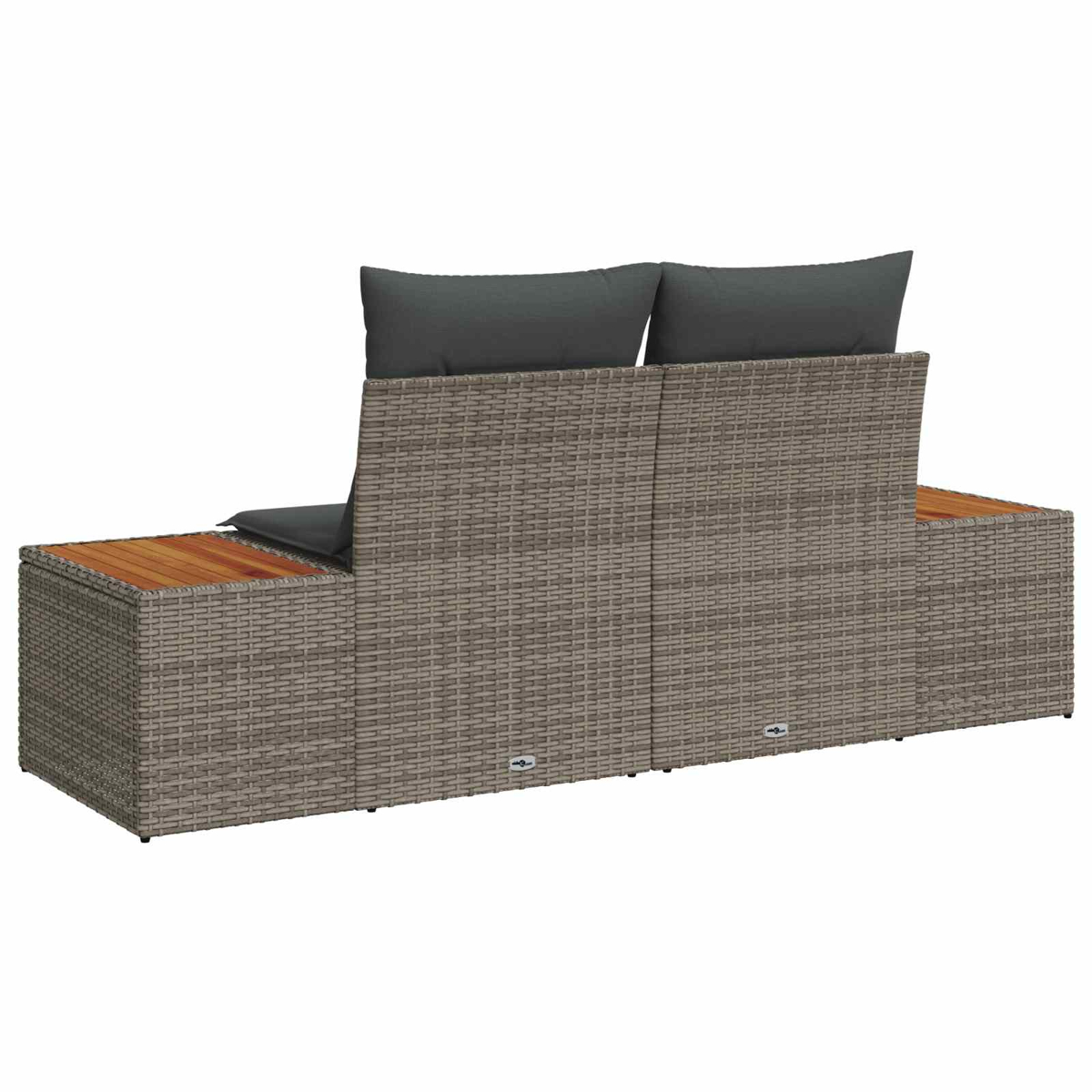 Ein graues Korbmöbel-Sofa mit zwei dunkelgrauen Kissen und Holztischen. Das Sofa wird von hinten betrachtet.