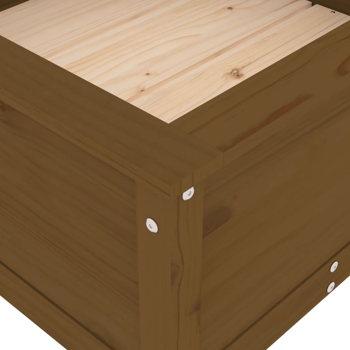 Nahaufnahme einer Holzkiste. Die Kiste hat eine helle Holzplatte und dunkelbraune Seiten. Weiße Befestigungselemente sind sichtbar.