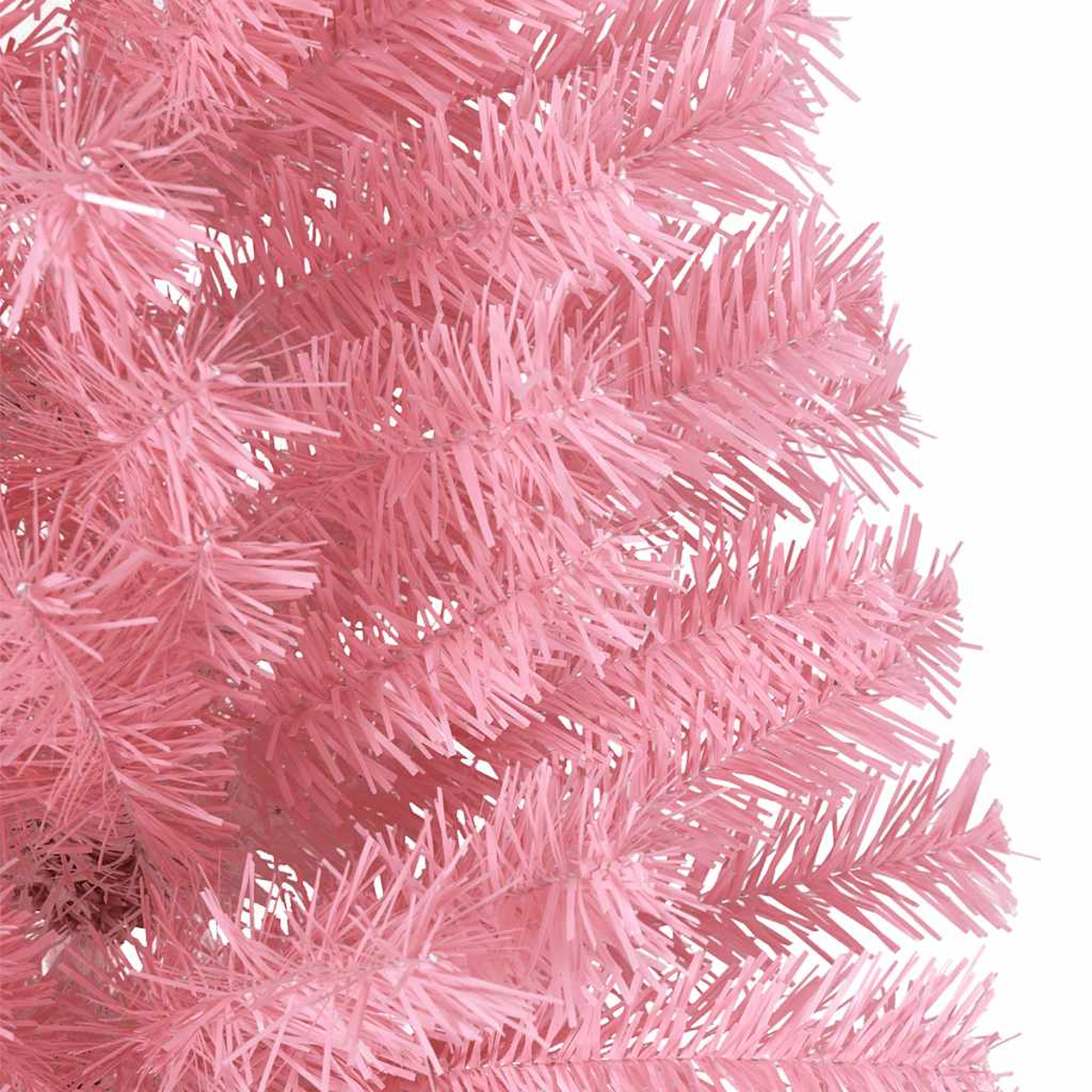 Nahaufnahme eines rosafarbenen Weihnachtsbaumes. Die Nadeln sind ein weiches, pastellrosa. Weißer Hintergrund.