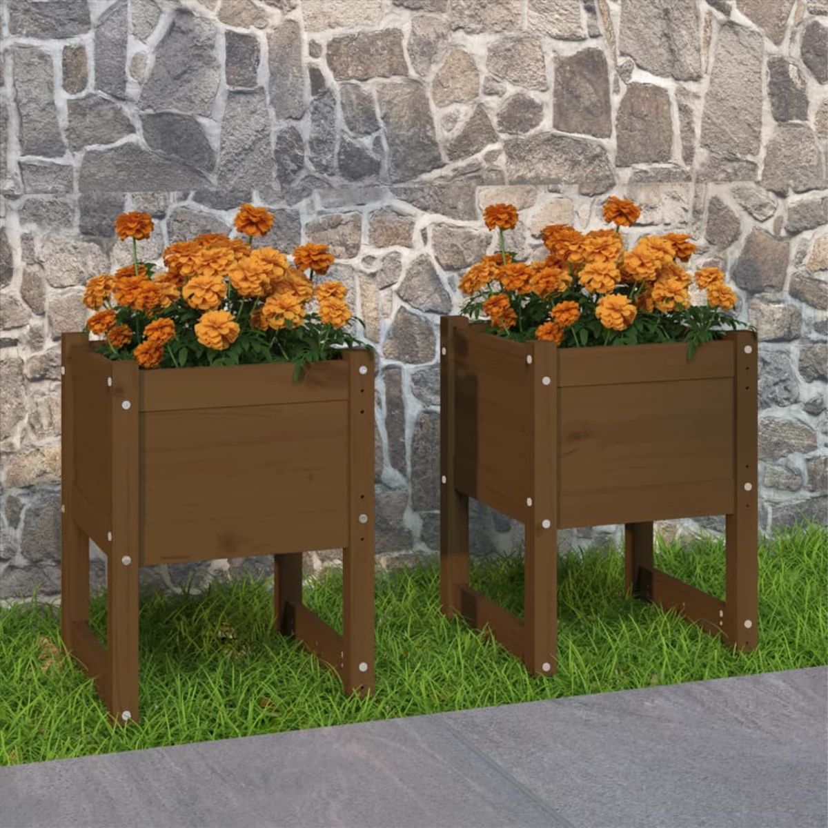 Zwei hölzerne Pflanzgefäße mit orangefarbenen Blumen stehen auf Gras vor einer Steinmauer. Die Pflanzgefäße sind braun und rechteckig.