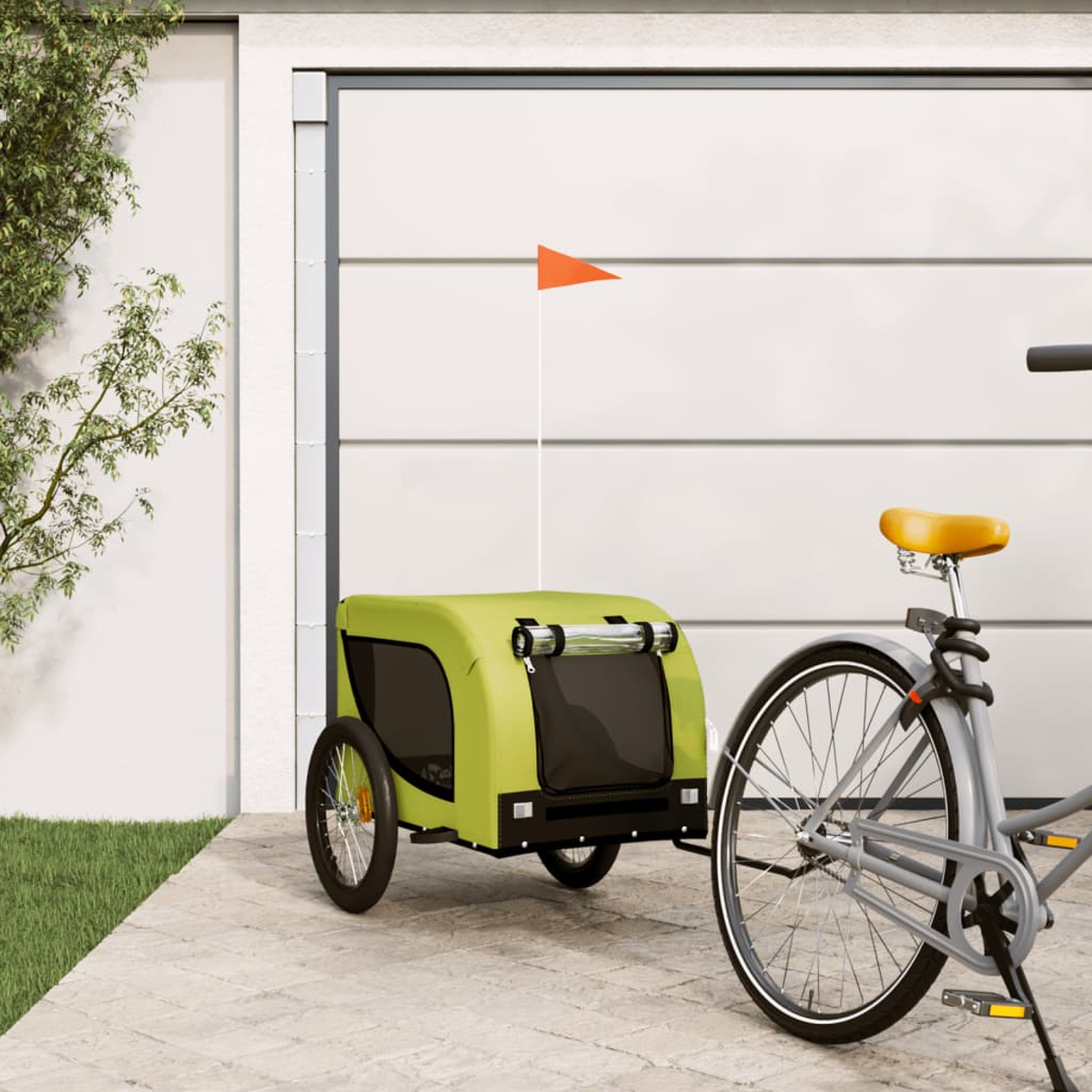 Ein Fahrrad mit gelbem Sattel ist an einen limettengrünen Anhänger mit Fahne gekoppelt. Die Szene ist vor einem Garagentor.