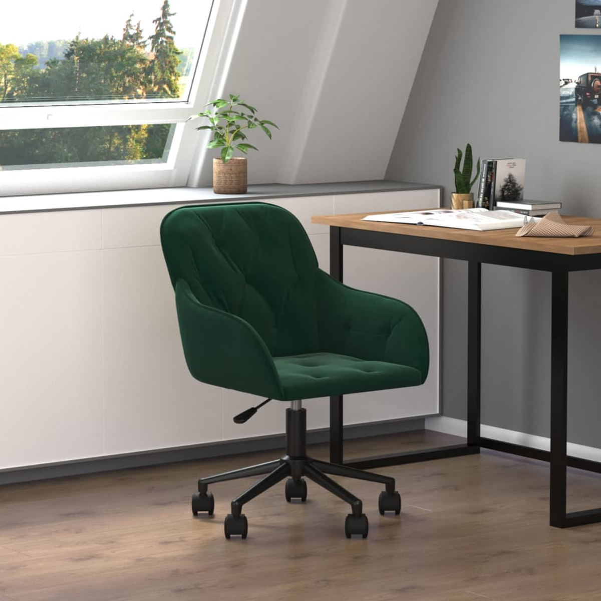 Ein grüner Samt-Bürostuhl steht in der Nähe eines Schreibtisches mit einem Fenster im Hintergrund. Eine Pflanze steht auf dem Tisch.