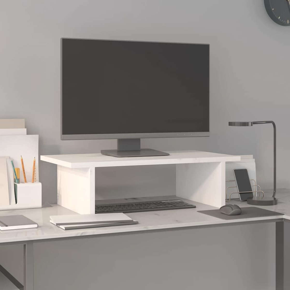Ein Schreibtisch mit Monitor auf einem Ständer, Tastatur, Maus, Lampe, Telefon und Schreibwaren. Der Schreibtisch ist weiß und hat eine Marmorplatte.