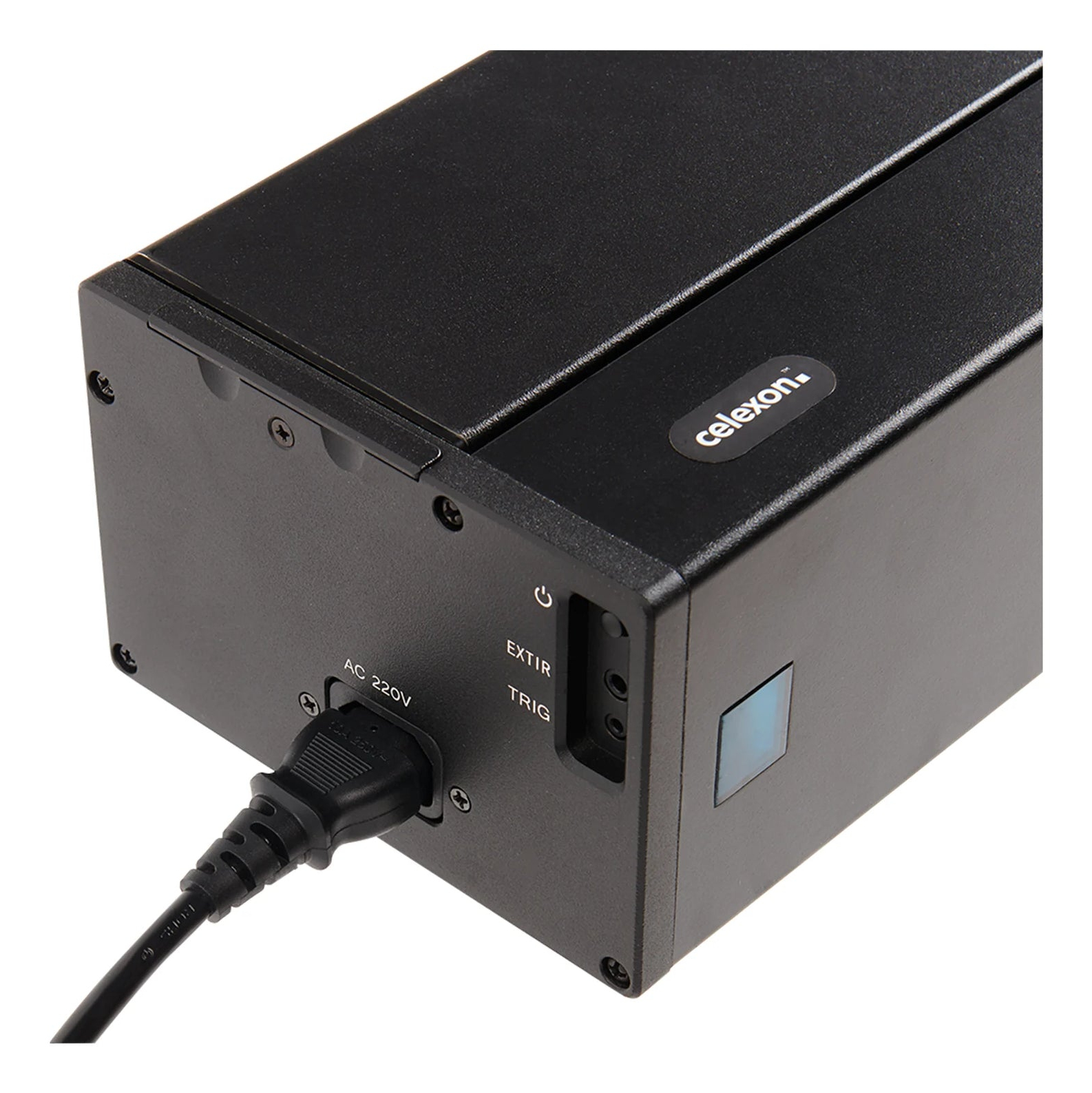 Schwarzes elektronisches Gerät mit eingestecktem Netzkabel. Merkmale sind Netzschalter, Eingänge und die Marke 'celexon'.