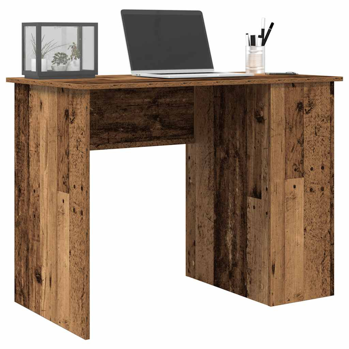 Holzschreibtisch mit Laptop, Stiften und einem kleinen Terrarium. Der Schreibtisch ist braun, der Laptop schwarz und das Terrarium aus Glas.