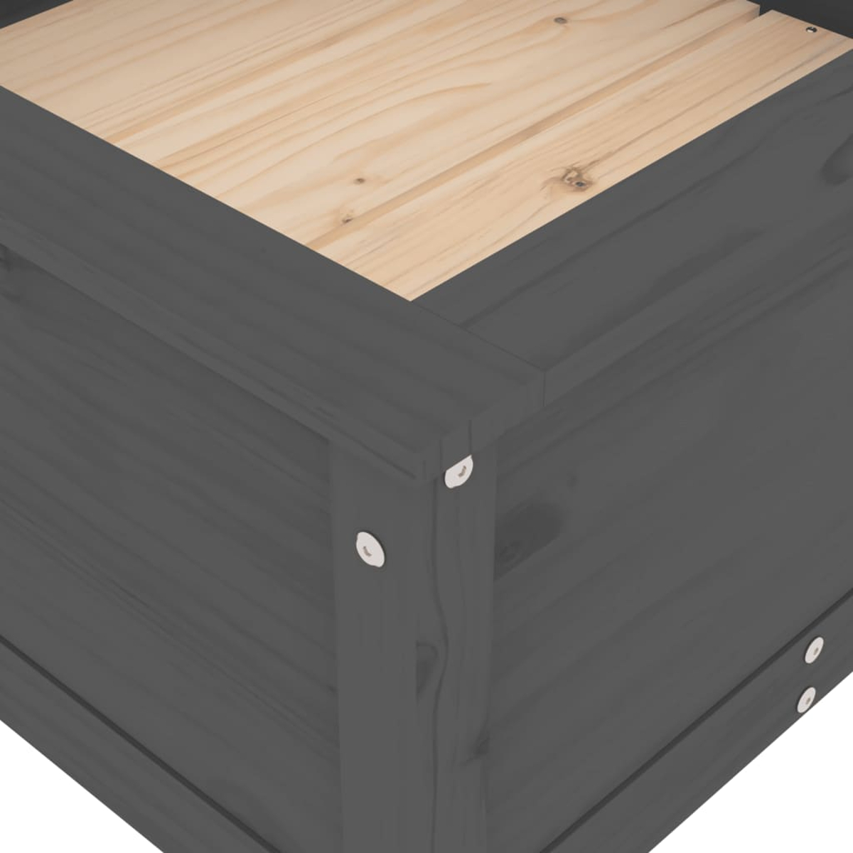 Nahaufnahme einer Holzkiste. Die Kiste hat eine grau lackierte Außenseite und eine Innenseite aus Naturholz. Schrauben sind sichtbar.