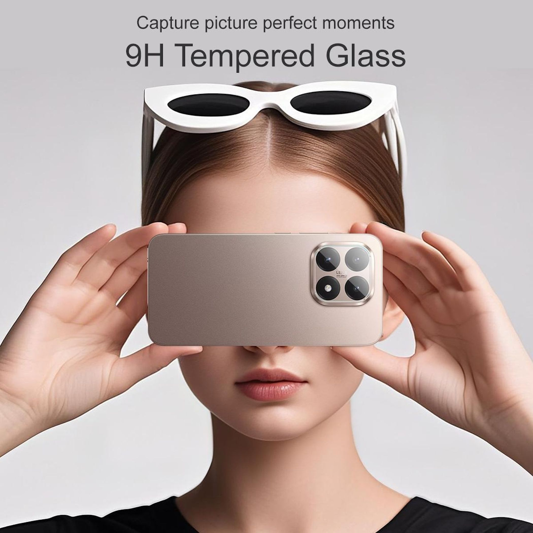 Eine Frau hält ein Smartphone vor ihr Gesicht. Eine weiße Sonnenbrille liegt auf ihrem Kopf. Das Telefon ist im Fokus.