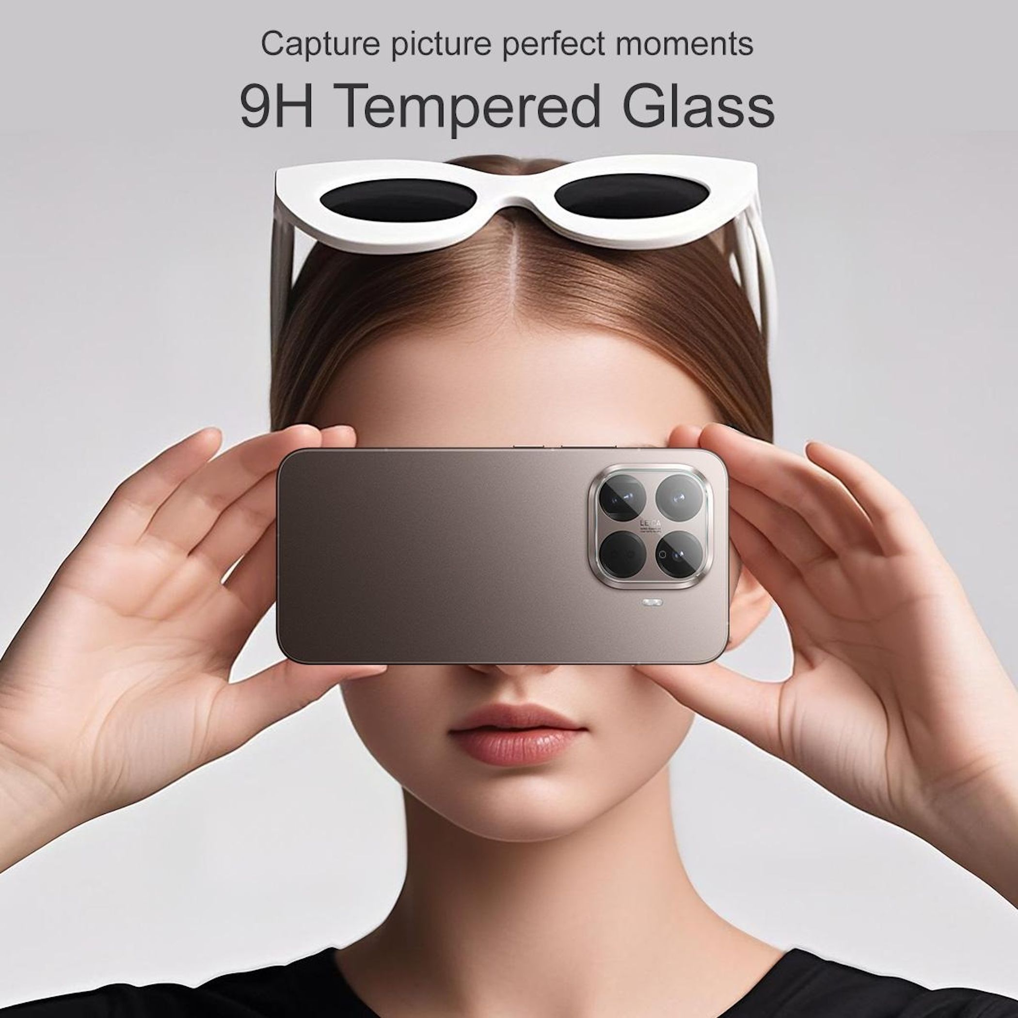 Donna che tiene in mano un telefono con vetro temperato, indossa occhiali da sole. Il telefono ha 4 fotocamere. L'annuncio dice: Cattura momenti perfetti.