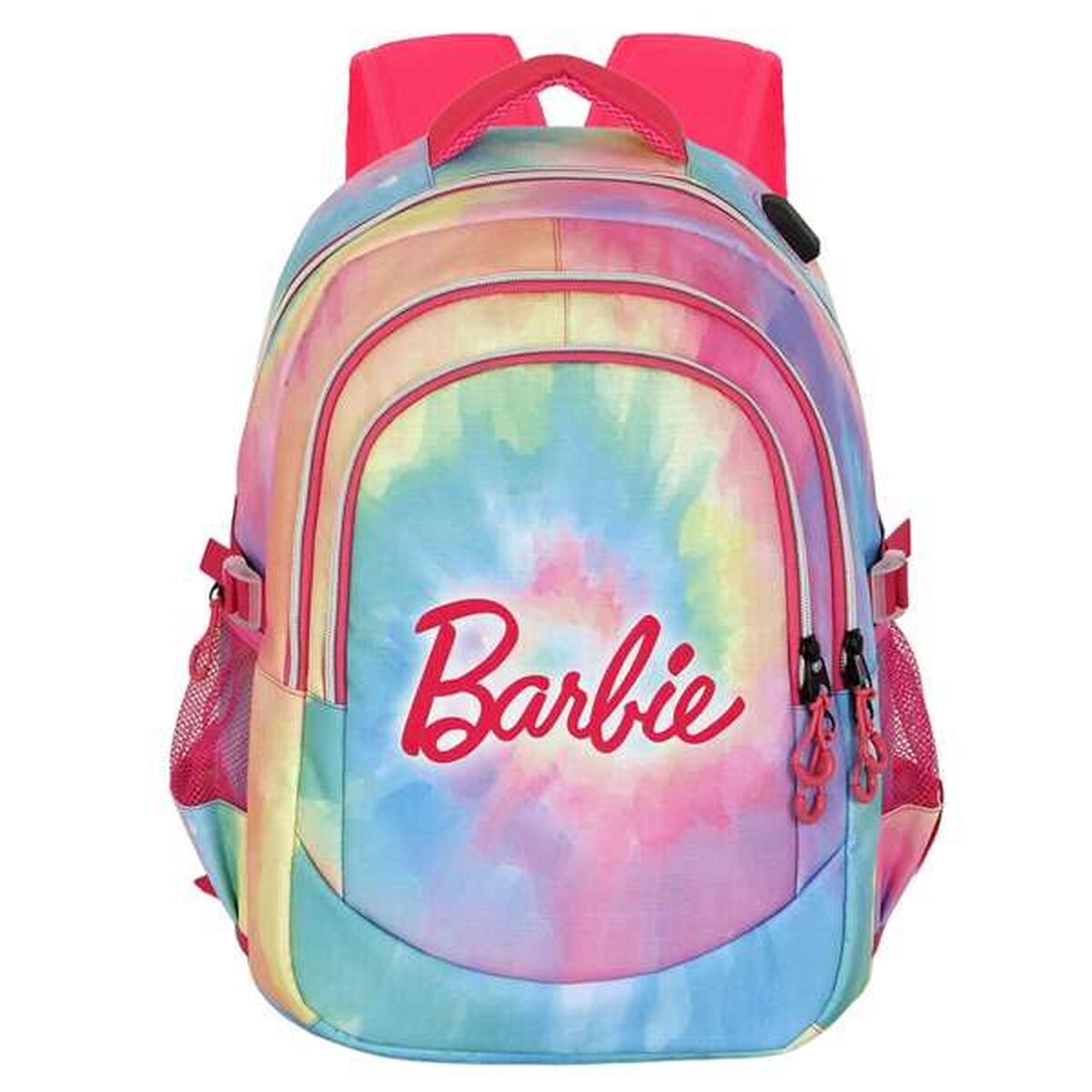 Ein bunter Barbie-Rucksack mit Regenbogen-Tie-Dye-Muster. Er hat einen rosa Griff, Träger und das Barbie-Logo in Rot.