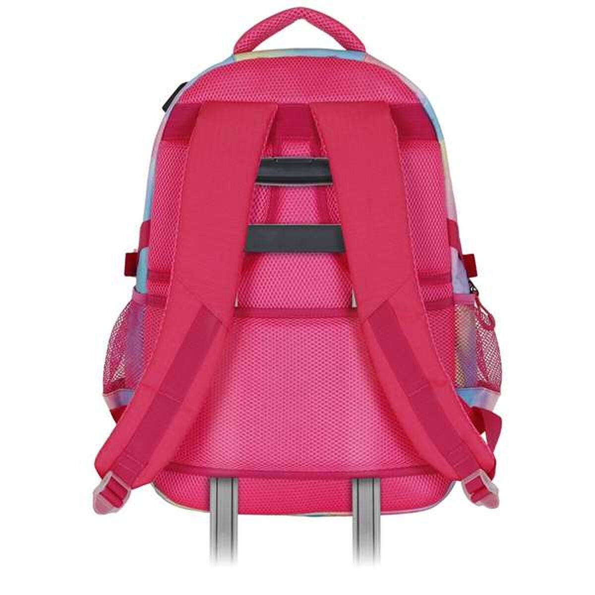 Ein pinkfarbener Rucksack mit Rädern. Er hat Schultergurte, einen Griff und eine Netztasche an der Seite. Der Hintergrund ist weiß.