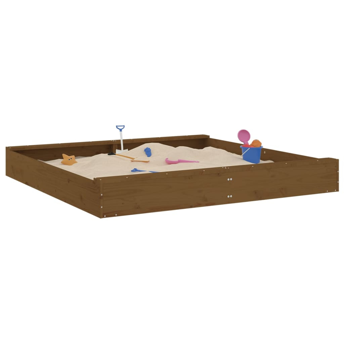 Eine Holzsandkiste gefüllt mit Sand. Spielzeug wie Schaufel, Rechen, Eimer und Seestern liegen im Sand.