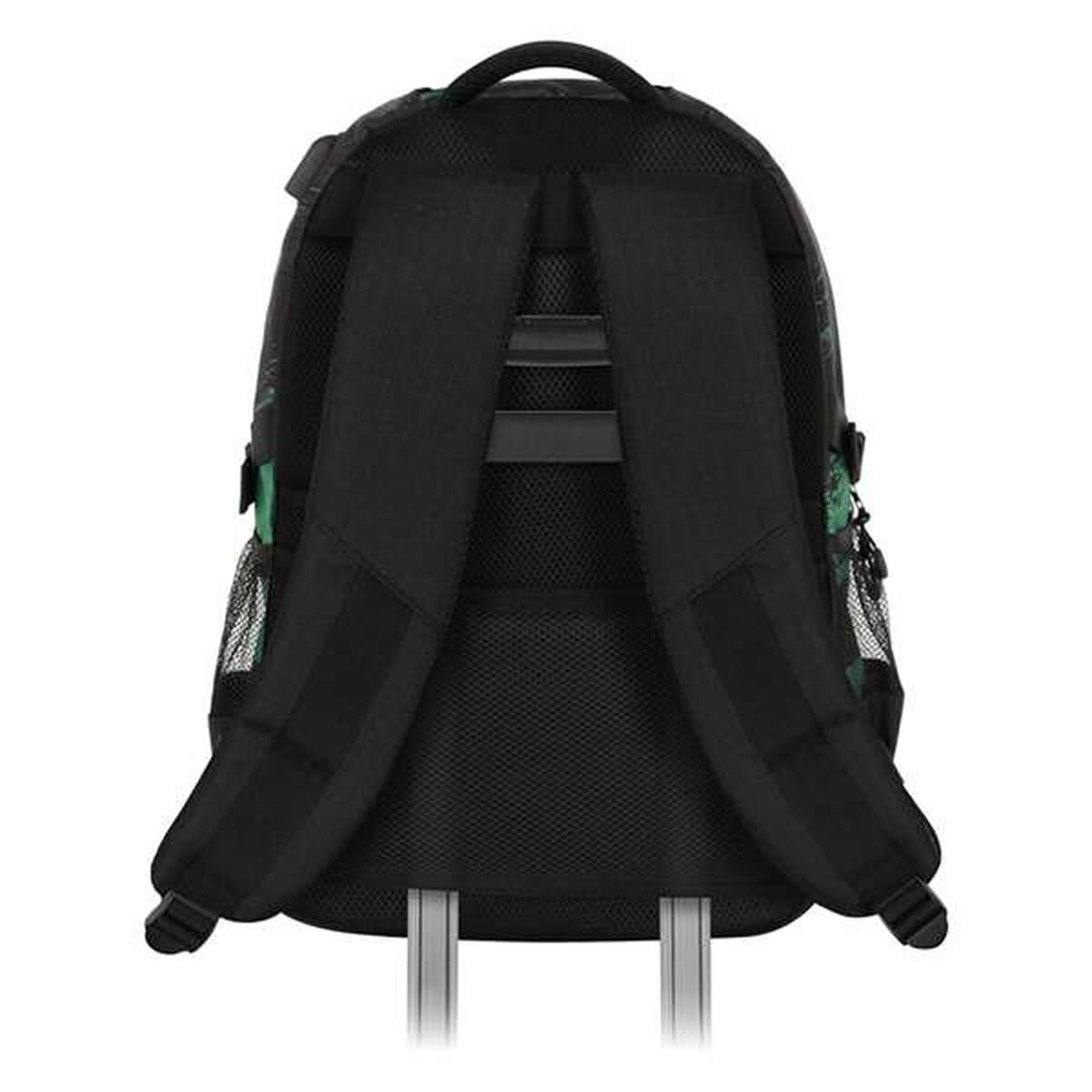 Rollrucksack. Schwarz mit grünen Akzenten. Netztaschen an den Seiten. Griff oben. Gurte und Räder sichtbar.