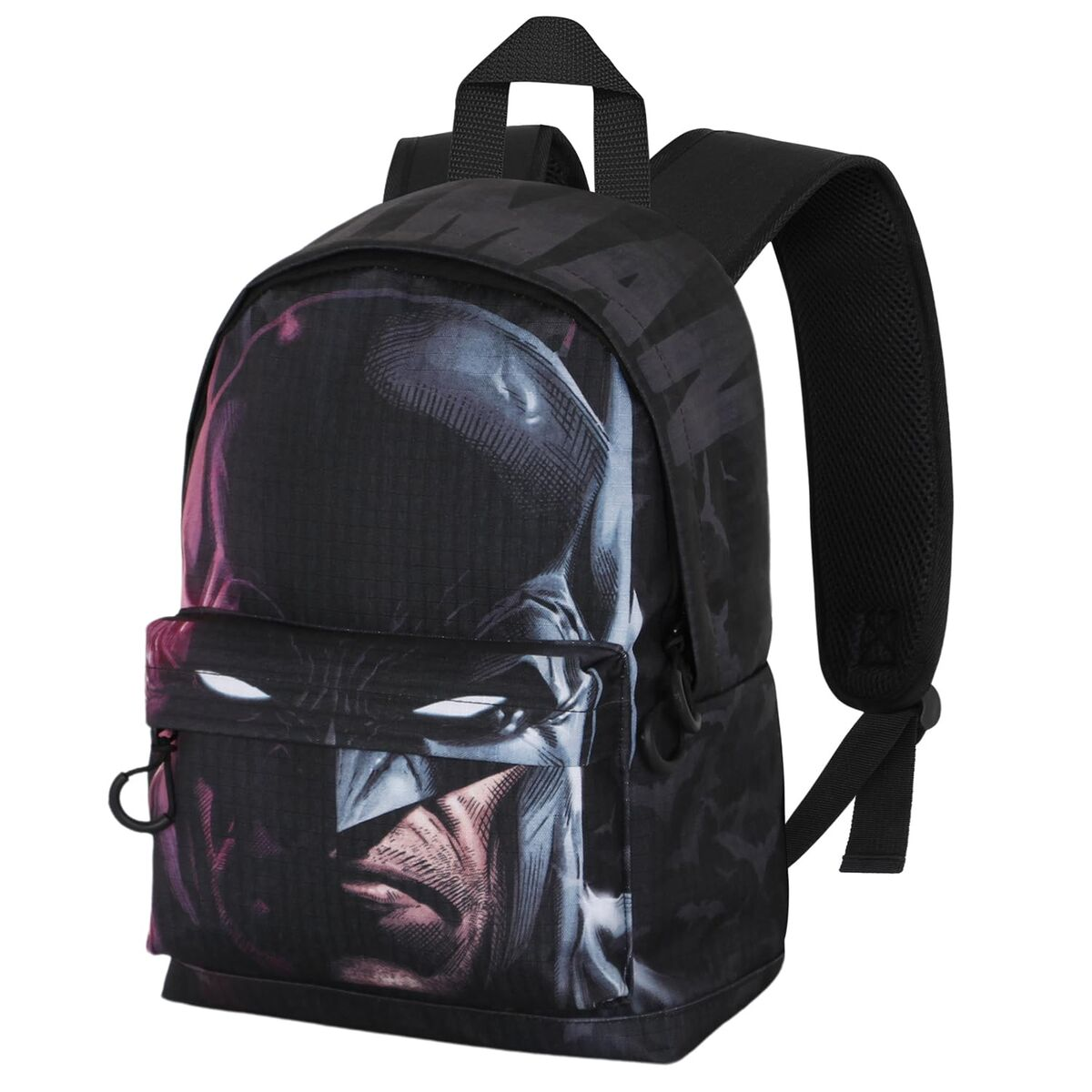 Schwarzer Rucksack mit Batman-Bild. Er hat eine Vordertasche, zwei Schultergurte und einen oberen Griff.
