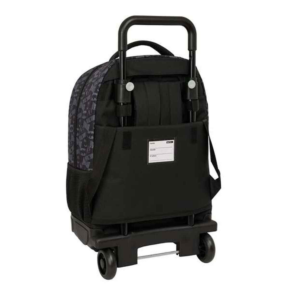 Ein schwarzer Rollrucksack, von hinten gesehen. Er hat einen Griff, Räder und ein gemustertes Äußeres. Ein Namensschild ist sichtbar.