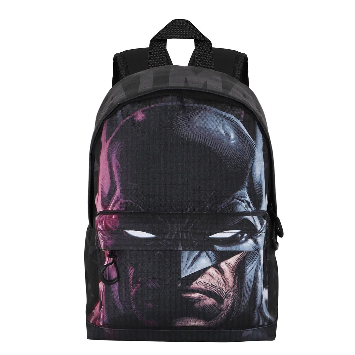 Ein schwarzer Rucksack mit einer Batman-Grafik, die in der Mitte geteilt ist und das Gesicht zeigt. Rosa- und Grautöne bilden das Bild.