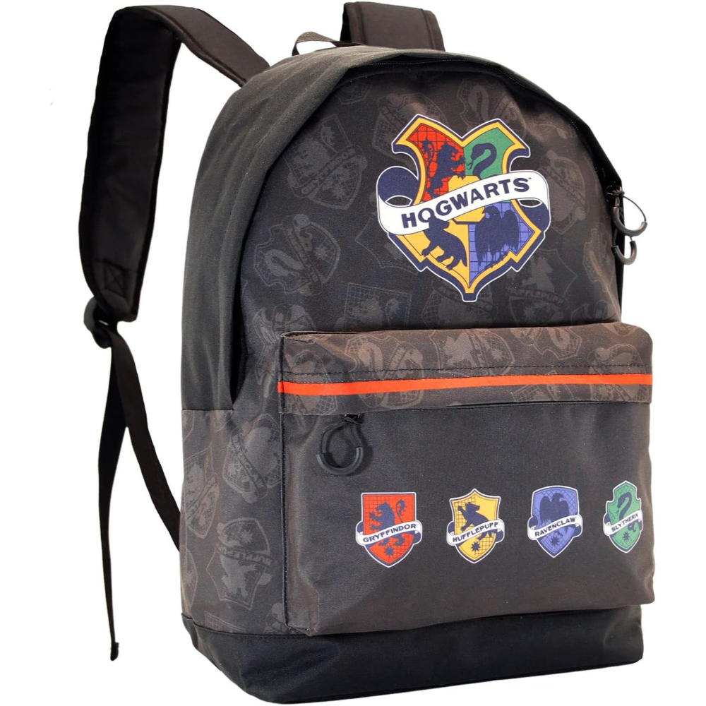 Schwarzer Harry-Potter-Rucksack. Mit dem Hogwarts-Wappen und Haus-Emblemen. Hat eine Vordertasche mit orangefarbenem Streifen und schwarzen Trägern.