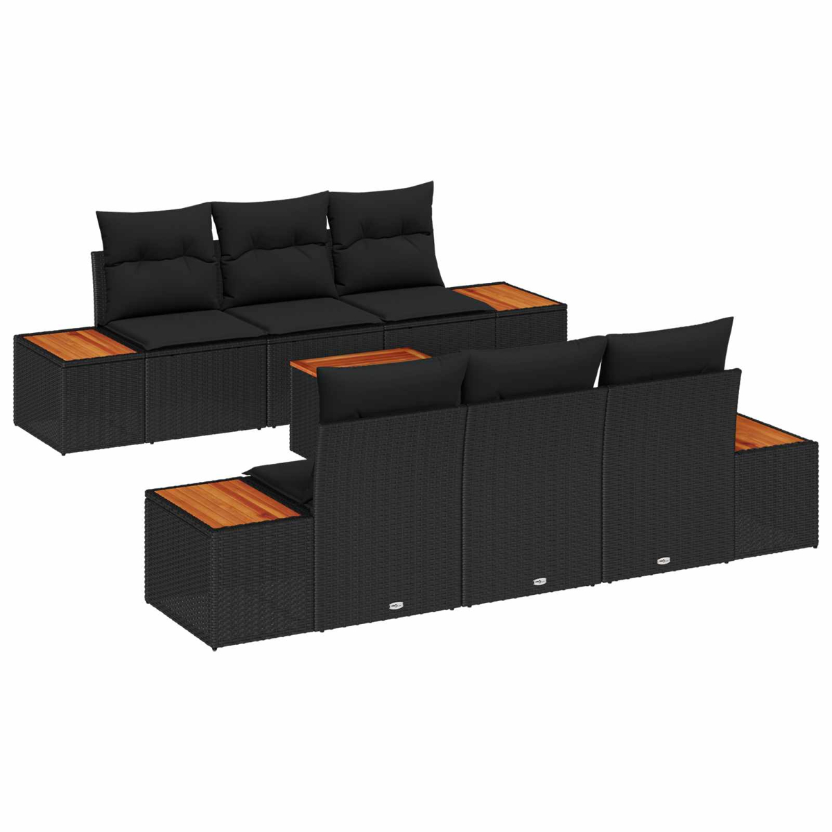 Schwarzes Outdoor-Sofa-Set aus Korbgeflecht mit hölzernen Beistelltischen und schwarzen Kissen. Zwei Abschnitte sind sichtbar.