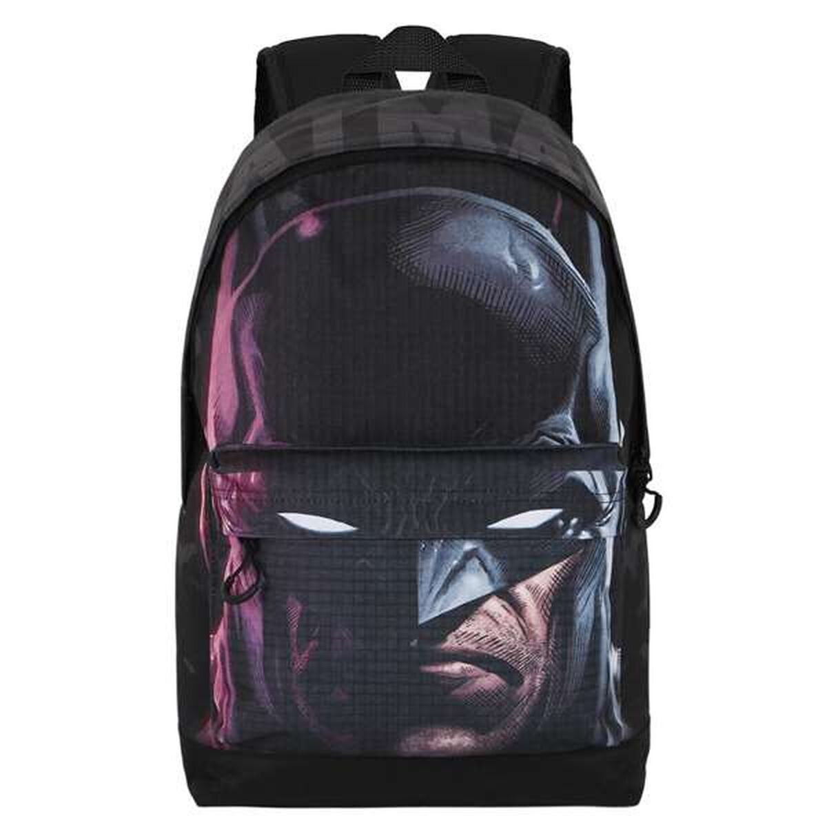 Ein schwarzer Rucksack mit Batman-Gesicht. Die Tasche hat eine Vordertasche, zwei Schultergurte und einen oberen Griff. Lila und blaue Farbtöne.