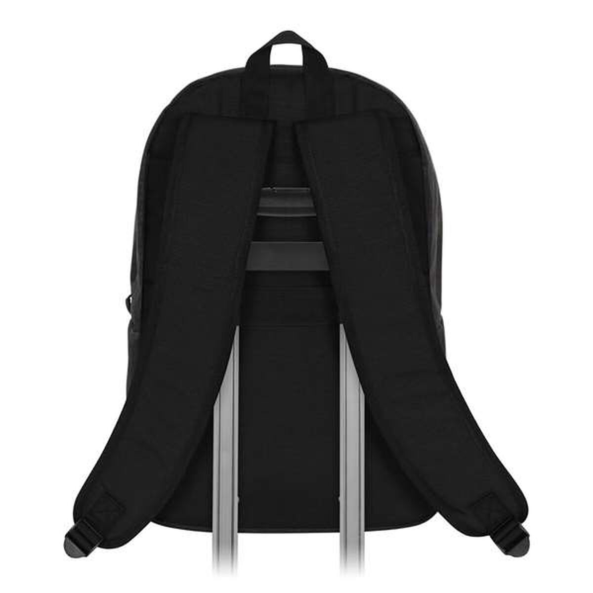 Ein schwarzer Rucksack ist an einem Koffergriff befestigt, von hinten gesehen. Der Rucksack hat Schultergurte und einen oberen Griff.