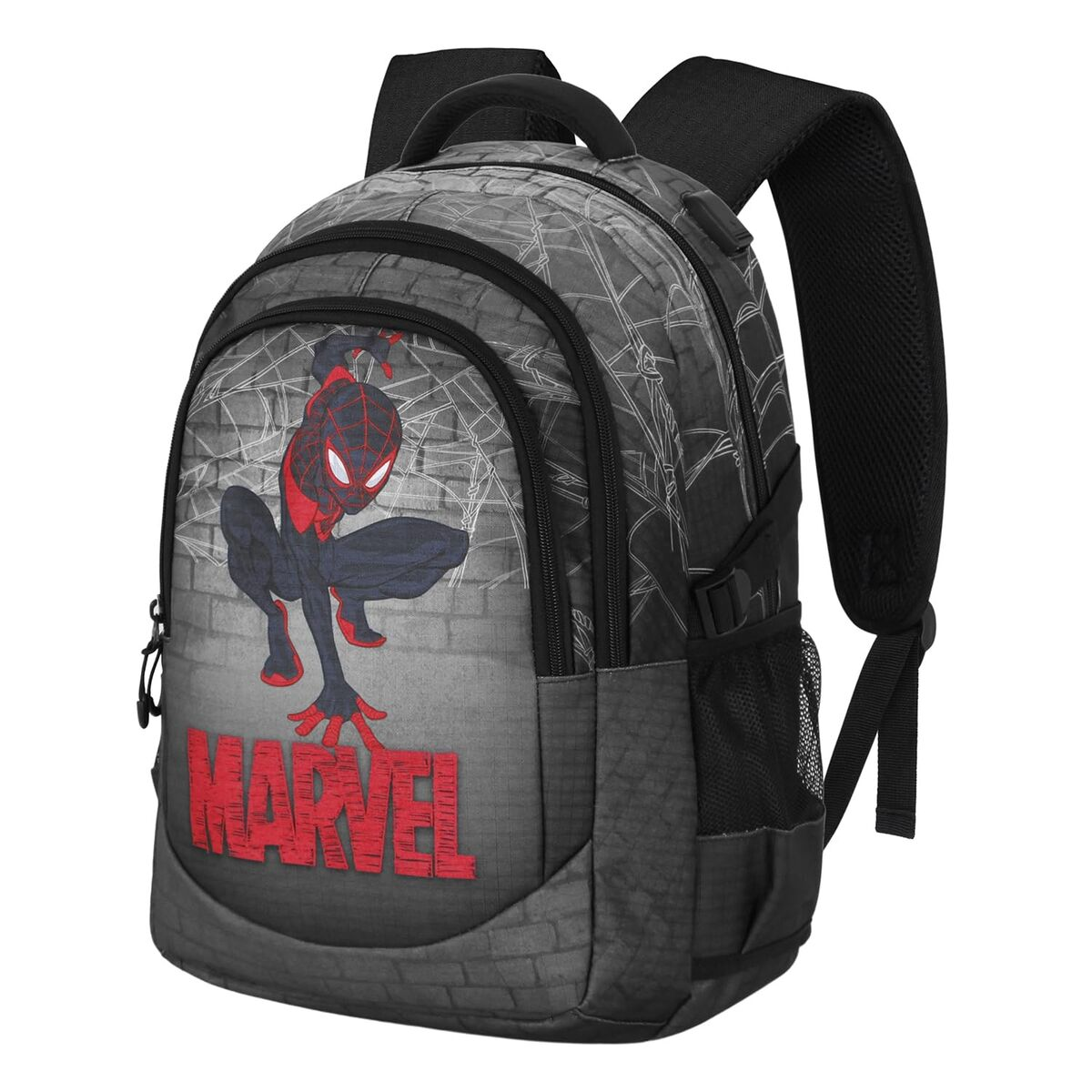 Ein grauer Rucksack mit einer Spiderman-Grafik und dem Wort MARVEL in Rot. Spiderman kniet auf einer Backsteinmauer.