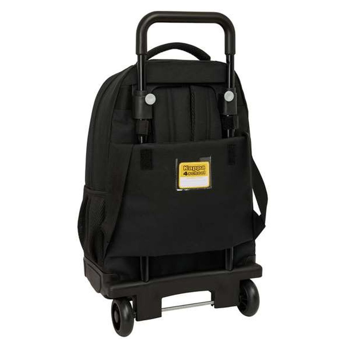 Ein schwarzer Kappa-Schulrucksack auf Rädern. Er hat einen Griff, ein kleines Logo und eine Seitentasche. Er steht auf einem schwarzen Rahmen mit zwei Rädern.