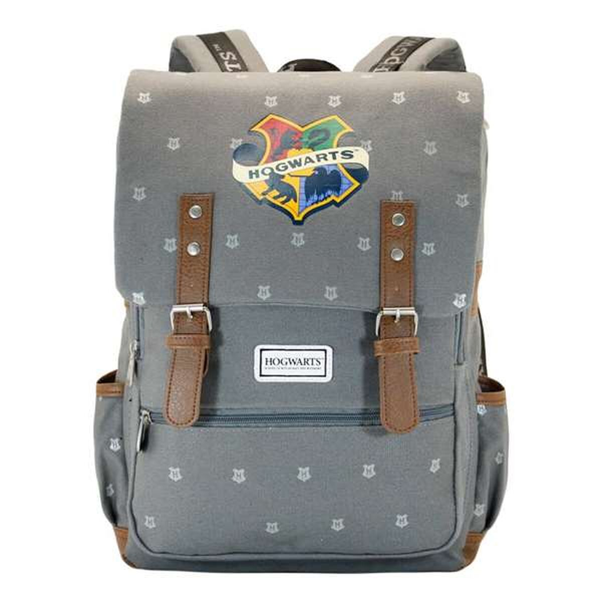 Grauer Hogwarts-Rucksack mit braunen Riemen und Schnallen, einem Wappen und kleinen weißen Symbolen. Der Rucksack hat eine Tasche auf jeder Seite.
