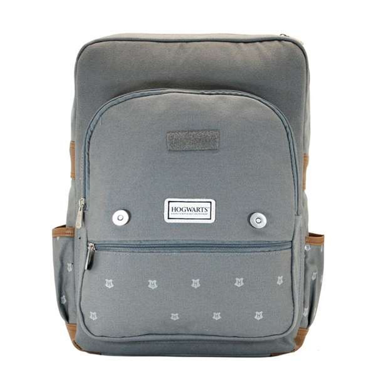 Grauer Hogwarts-Rucksack mit braunen Verzierungen, Reißverschluss und kleinen weißen Symbolen. Hat ein rechteckiges Hogwarts-Etikett.