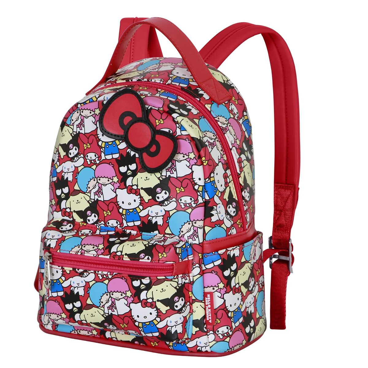 Ein Hello Kitty-Rucksack mit roter Schleife und verschiedenen Figuren auf rotem Hintergrund. Rote Träger und Reißverschluss.