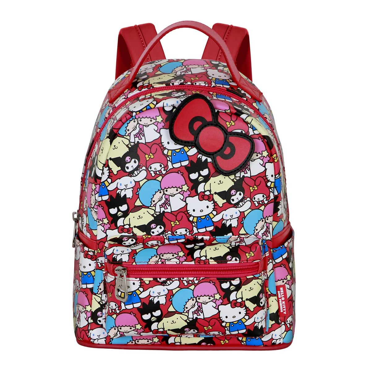 Ein Hello Kitty-Rucksack mit roter Schleife und verschiedenen Figuren auf rotem Grund.
