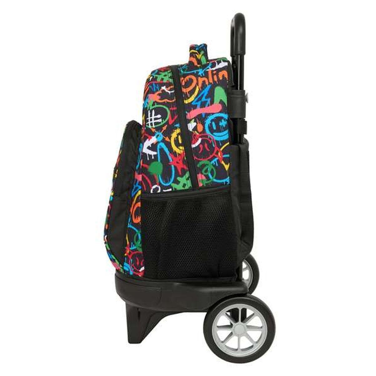 Ein bunter Trolley mit schwarzem Rahmen und Rädern. Die Tasche hat Graffiti-Muster in verschiedenen Farben.