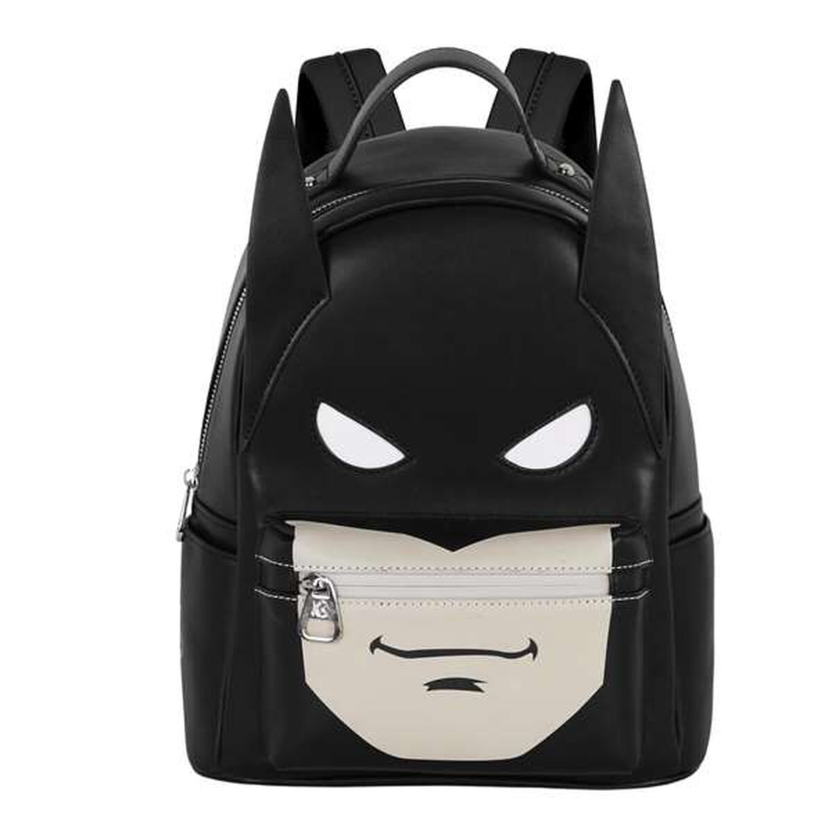 Ein Rucksack im Batman-Design. Die schwarze Tasche hat weiße Augenformen und ein cremefarbenes Gesicht mit einer Reißverschlusstasche.